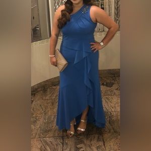 ADRIANNA PAPELL
One-Shoulder Beaded Ruffled Gown